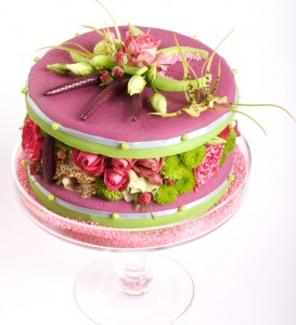gâteau de fleurs roses et vertes