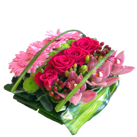 Fleur fête des mères: composition florale carrée à base de roses roses, orchidées roses